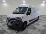 la photo d'une camionnette blanche garée dans une pièce
