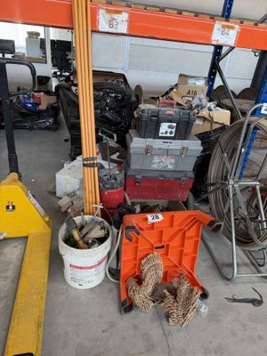 tout un tas d'objets divers dans un garage
