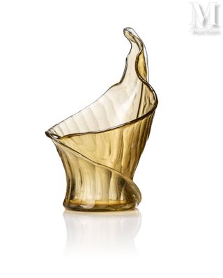 un vase en verre en forme de feuille
