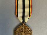 une photo représentant une médaille entourée d'un ruban, posée sur une table