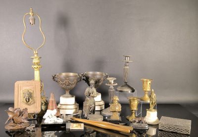 de nombreux objets en argent et en or posés sur une table