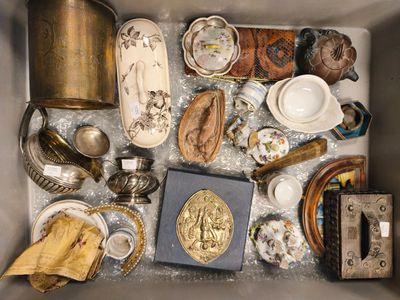 une boîte remplie d'objets anciens qui se trouvent dans la boîte