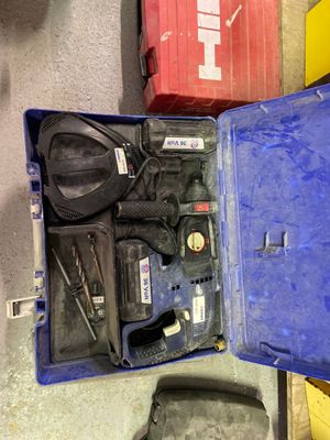 une mallette bleue contenant des outils, posée par terre