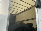 un camion avec beaucoup de pneus à l'arrière