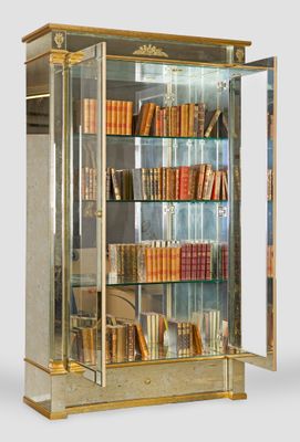 une vitrine en verre sur laquelle sont disposés de nombreux livres