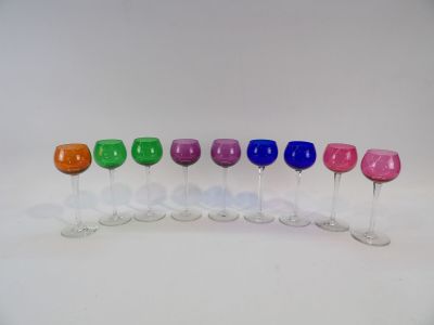 BACCARAT, suite de 9 verres à vin de couleurs, sur pied.