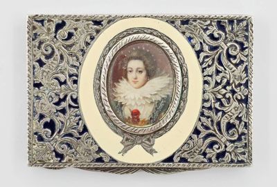 un cadre ancien en argent et émail contenant le portrait d'une femme