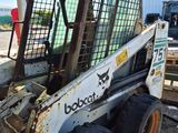 une photo d'un ski « Bobcat » - porte garé devant un immeuble