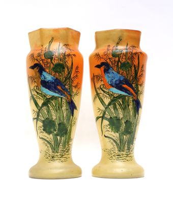 deux vases avec des oiseaux peints assis sur une table