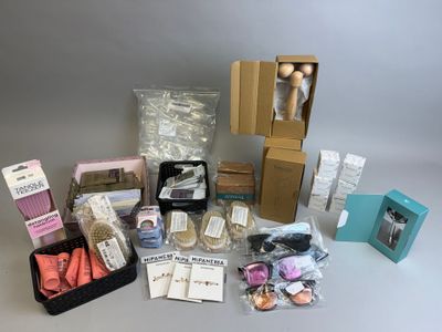 un grand nombre d'objets posés sur une table