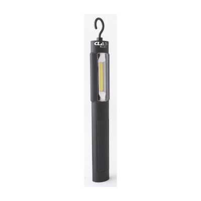 gros plan d'une lampe de poche sur fond blanc avec un manche noir