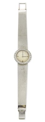 gros plan d'une montre-bracelet sur fond blanc