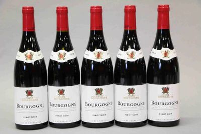six bouteilles de vin rouge sont alignées