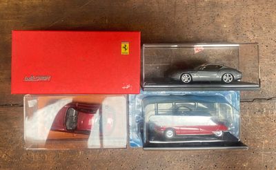 une boîte rouge contenant une voiture rouge