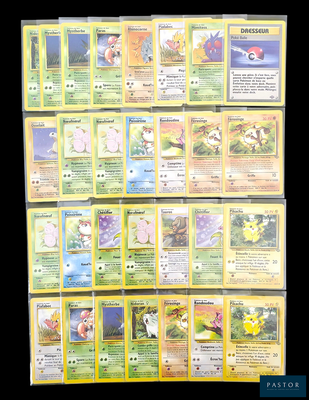 beaucoup de cartes pokemon sur la table