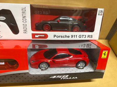 deux télécommandes dans la boîte d'une petite voiture