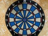 une fléchette accrochée au mur, sur laquelle est représentée une horloge