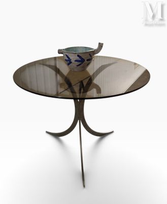 une photo d'une table en verre sur laquelle est posé un bol
