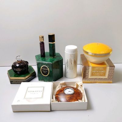 Lot de 5 articles relatifs à l'univers de la parfumerie de m…