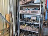 une pièce avec une étagère remplie d'outils et d'autres objets