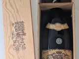 une bouteille de vin dans un coffret en bois sur une table