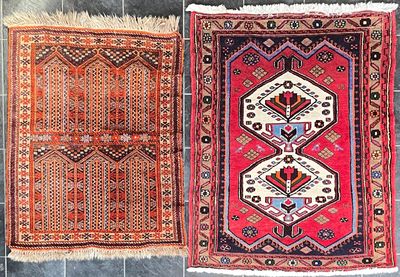 deux tapis orientaux exposés sur un sol carrelé dans une pièce