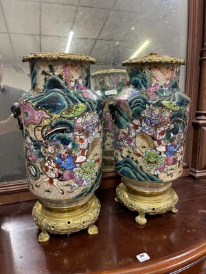 deux vases posés sur une table, avec un miroir derrière eux