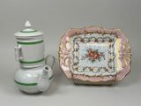 trois types différents de théières et une assiette posées sur une table
