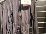 deux vestes suspendues à un portant dans un magasin