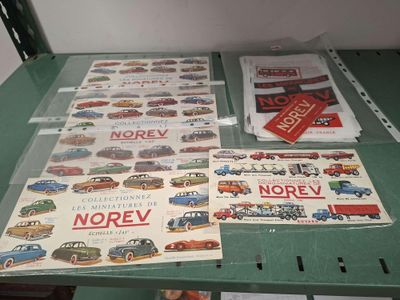 de nombreux modèles de voitures exposés sur la table