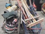 deux chariots remplis d'outils dans un garage