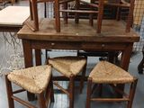 quatre chaises et une table dans une pièce