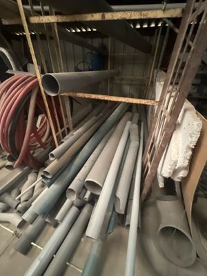 Stock de plomberie dont : 1 petit lot de tuyau d’évacuation …
