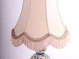 une lampe posée sur une table à côté d'une lampe