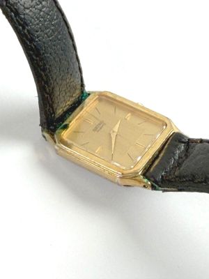 une montre posée sur un bracelet en cuir noir