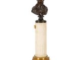 un buste d'homme en bronze et en marbre posé sur un socle