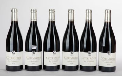 six bouteilles de vin rouge alignées