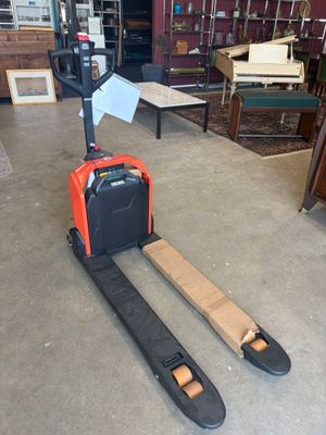 un chariot élévateur à fourche garé dans un entrepôt