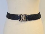 un gros plan d'une ceinture munie d'une boucle