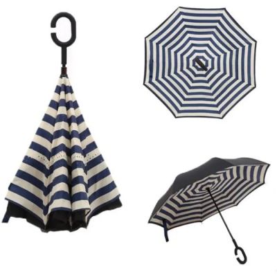 quatre parapluies différents accrochés au mur