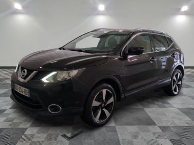 nissan qxv dans une salle d'exposition au sol en damier