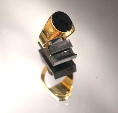 une image représentant une bague sertie d'une pierre noire