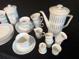 une photo d'un ensemble de plats et de tasses blancs et bleus