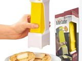 une personne tenant un couteau à trancher, à côté d'une assiette de nourriture