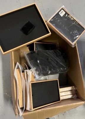 une boîte en carton remplie d'objets hétéroclites sur le sol