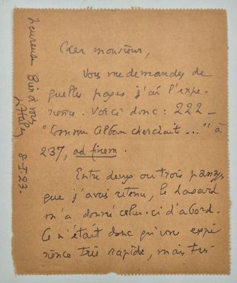un vieux morceau de papier sur lequel on a écrit, posé sur une table