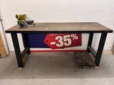 une table sur laquelle est posée une pancarte avec une étiquette de prix