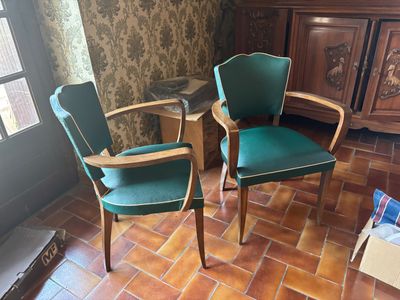 two chairs that are sitting in a room