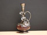 un vase en argent posé sur une table en bois
