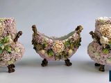 trois figurines représentant des fleurs, exposées sur une table